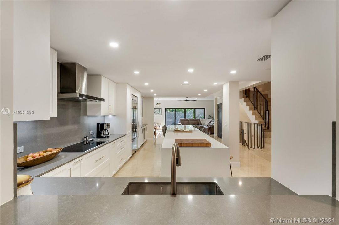 Vendido Recientemente: $869,000 (3 camas, 3 baños, 2826 Pies cuadrados)