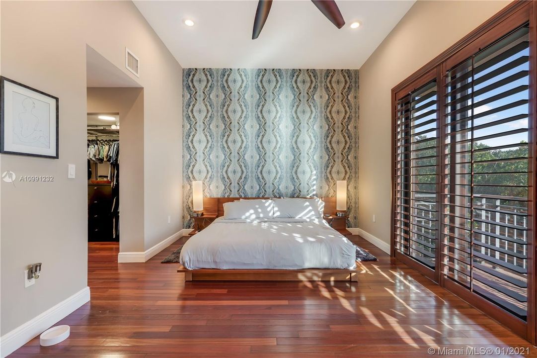 Vendido Recientemente: $869,000 (3 camas, 3 baños, 2826 Pies cuadrados)