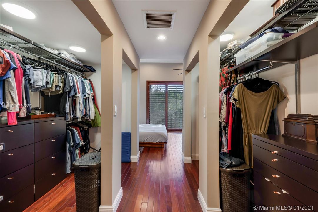 Vendido Recientemente: $869,000 (3 camas, 3 baños, 2826 Pies cuadrados)