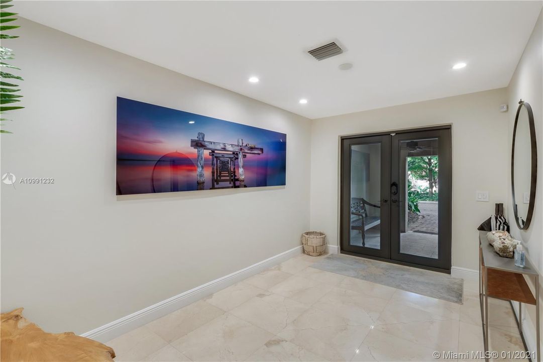 Vendido Recientemente: $869,000 (3 camas, 3 baños, 2826 Pies cuadrados)