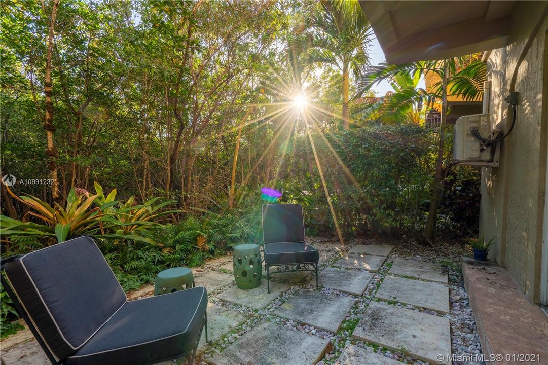 Vendido Recientemente: $869,000 (3 camas, 3 baños, 2826 Pies cuadrados)