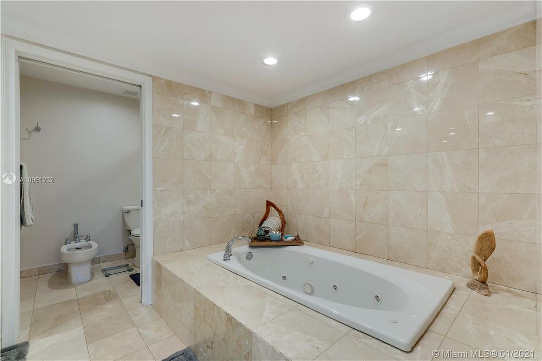 Vendido Recientemente: $869,000 (3 camas, 3 baños, 2826 Pies cuadrados)