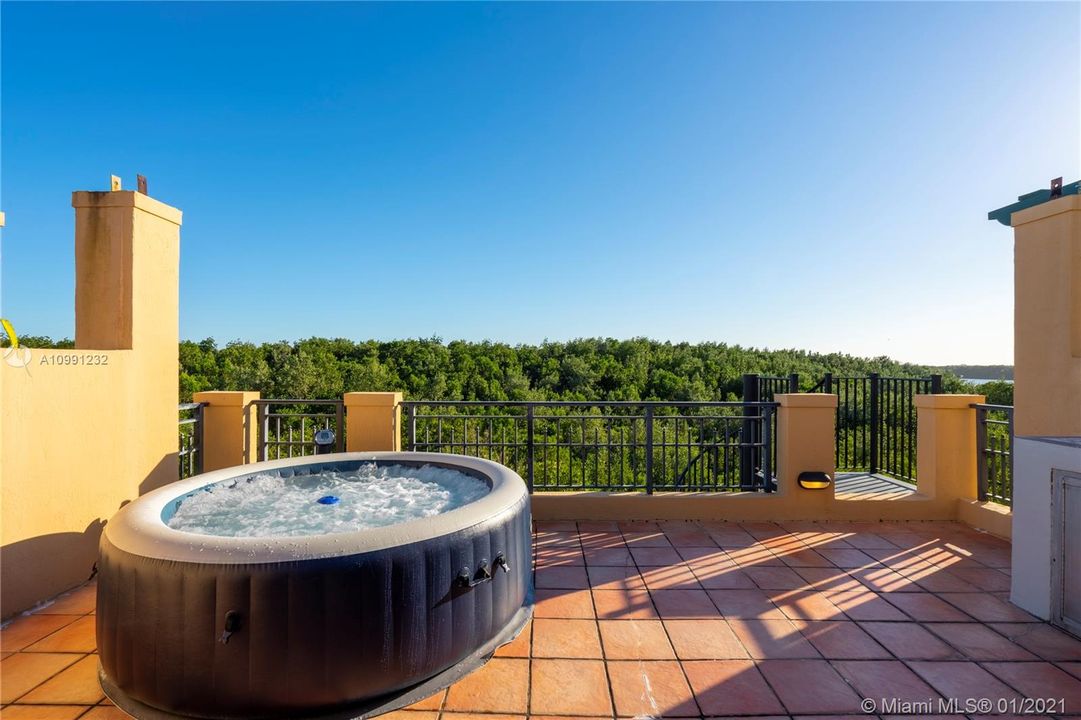 Vendido Recientemente: $869,000 (3 camas, 3 baños, 2826 Pies cuadrados)