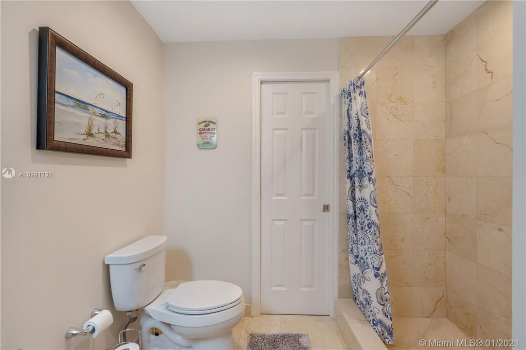 Vendido Recientemente: $869,000 (3 camas, 3 baños, 2826 Pies cuadrados)