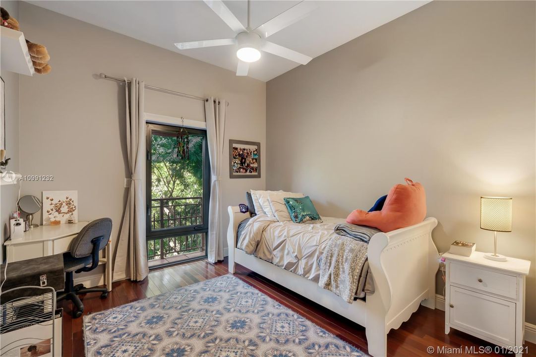 Vendido Recientemente: $869,000 (3 camas, 3 baños, 2826 Pies cuadrados)