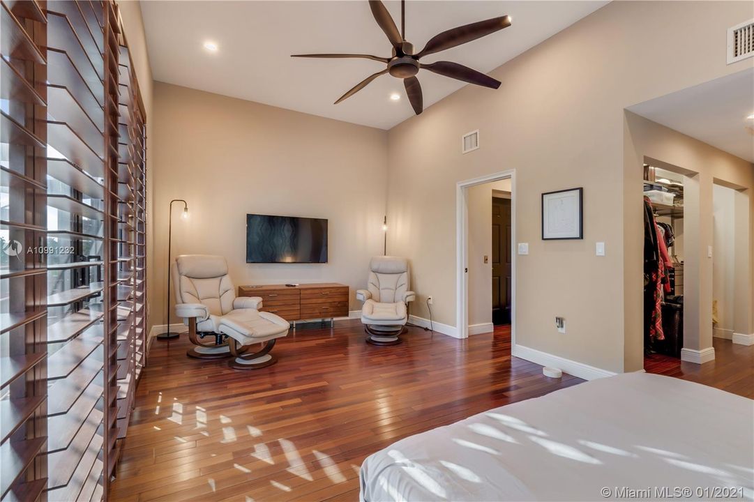 Vendido Recientemente: $869,000 (3 camas, 3 baños, 2826 Pies cuadrados)