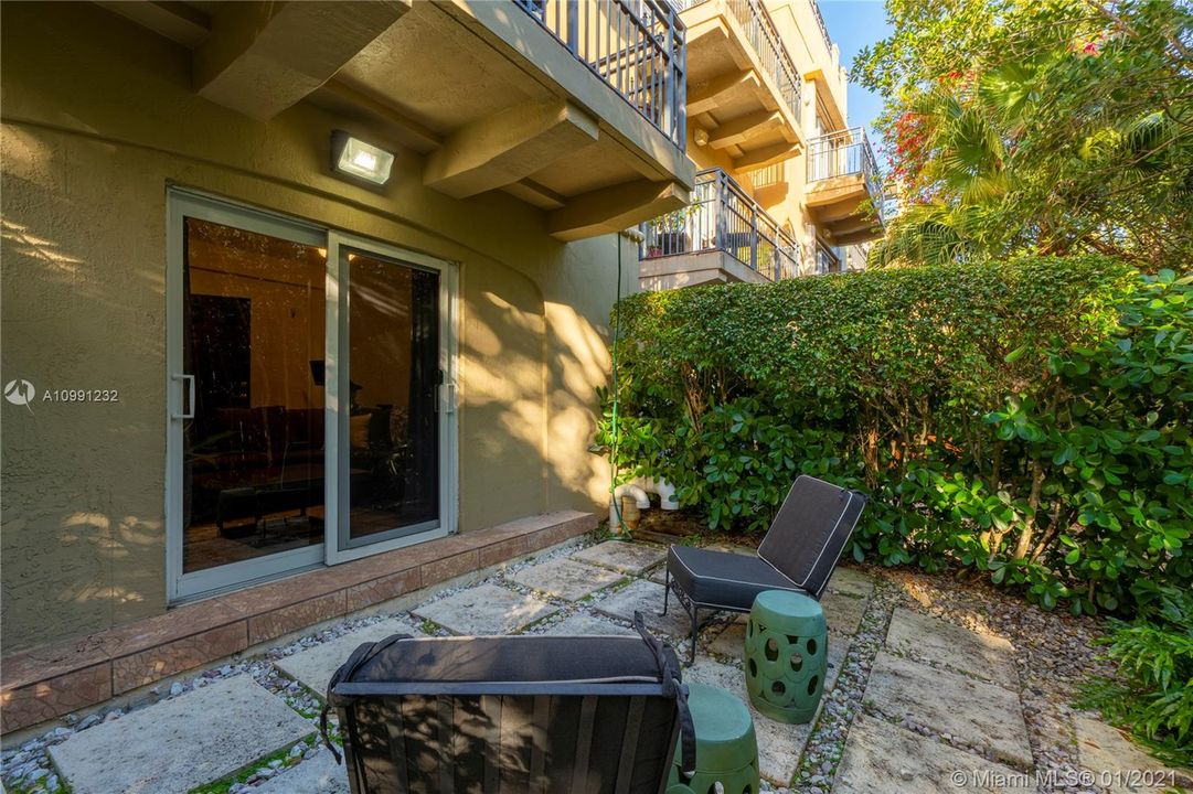 Vendido Recientemente: $869,000 (3 camas, 3 baños, 2826 Pies cuadrados)