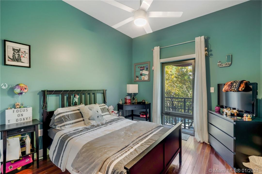 Vendido Recientemente: $869,000 (3 camas, 3 baños, 2826 Pies cuadrados)