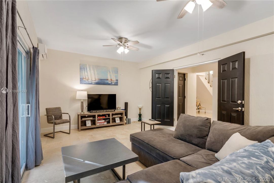 Vendido Recientemente: $869,000 (3 camas, 3 baños, 2826 Pies cuadrados)