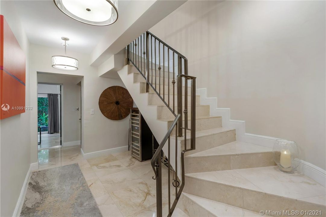 Vendido Recientemente: $869,000 (3 camas, 3 baños, 2826 Pies cuadrados)