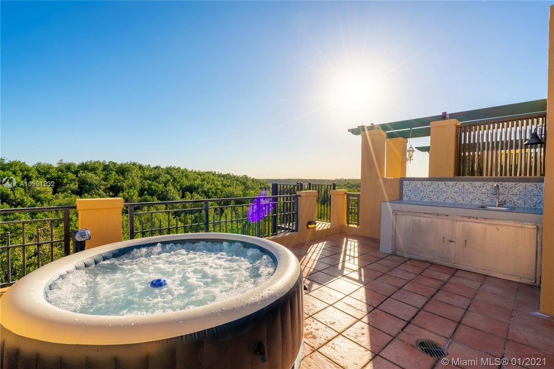 Vendido Recientemente: $869,000 (3 camas, 3 baños, 2826 Pies cuadrados)