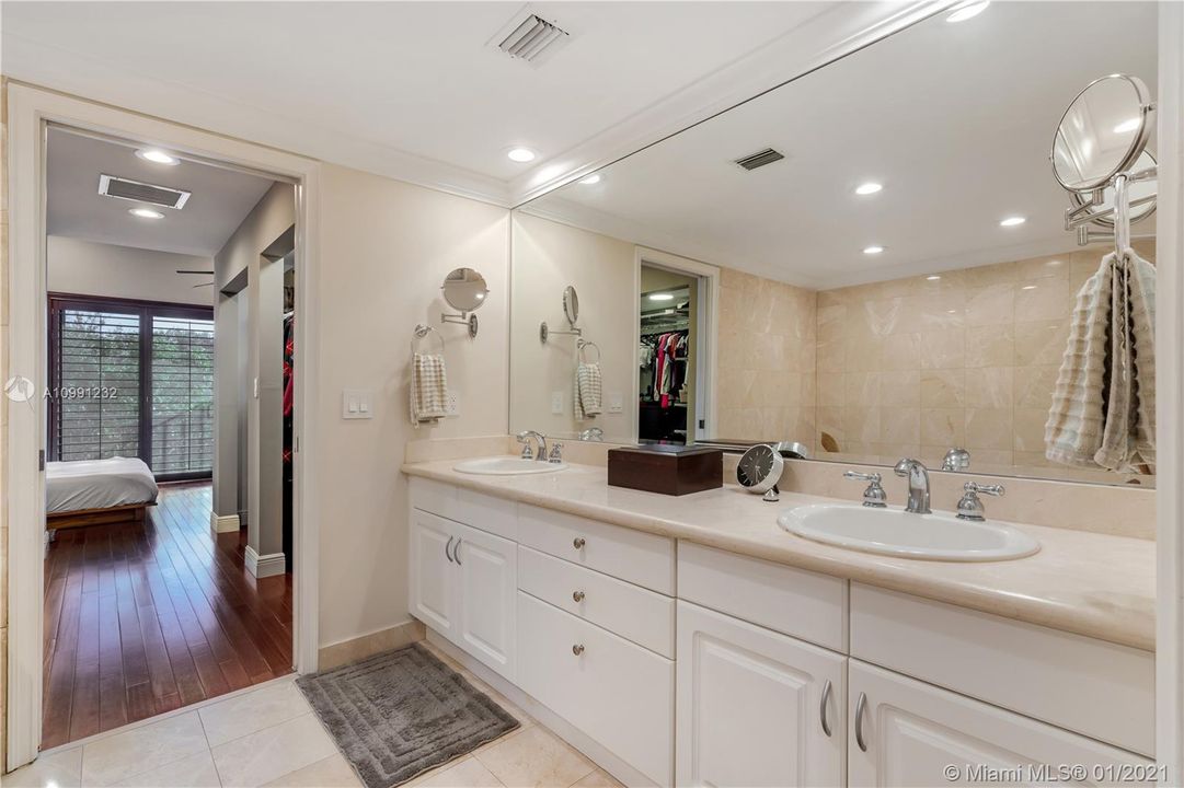 Vendido Recientemente: $869,000 (3 camas, 3 baños, 2826 Pies cuadrados)