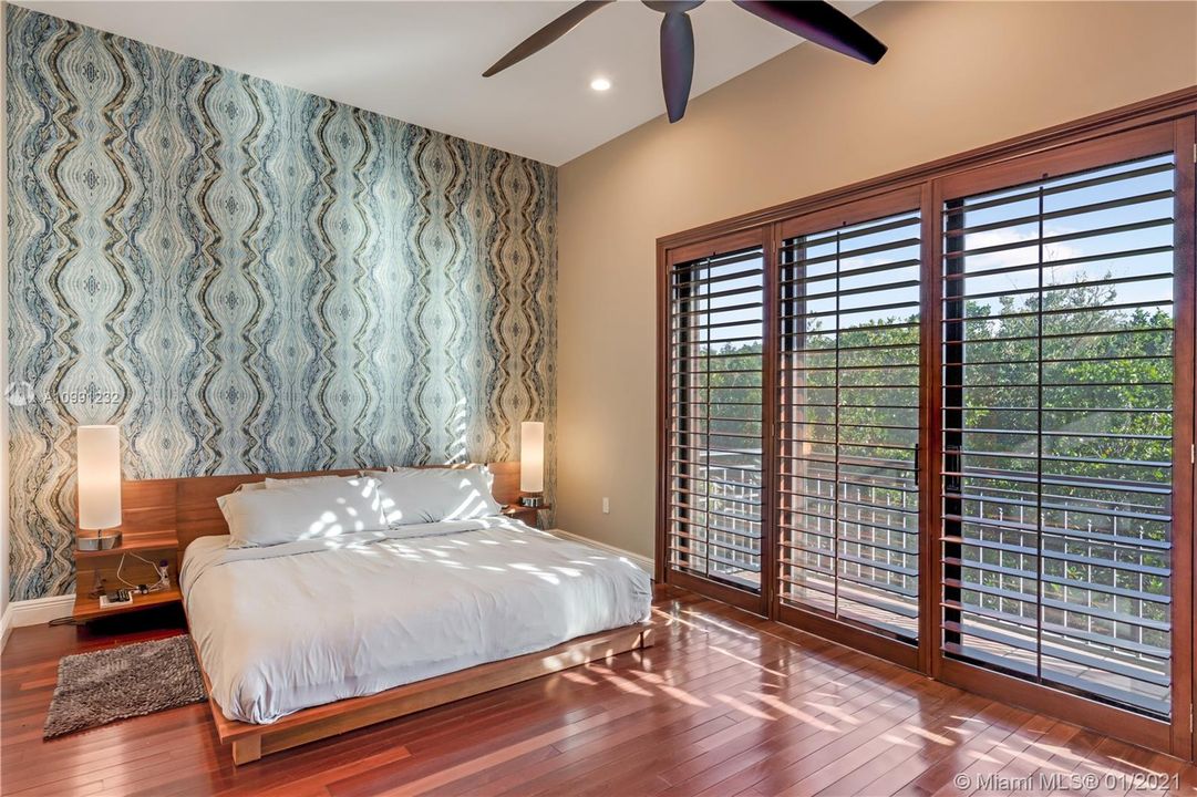 Vendido Recientemente: $869,000 (3 camas, 3 baños, 2826 Pies cuadrados)