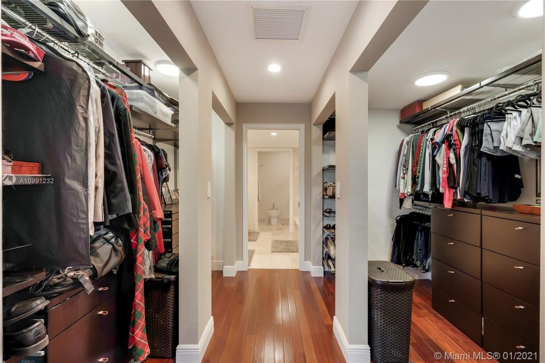 Vendido Recientemente: $869,000 (3 camas, 3 baños, 2826 Pies cuadrados)