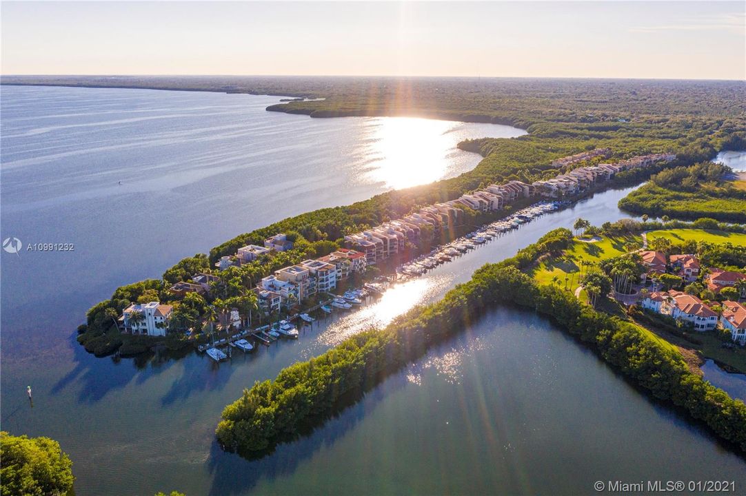 Vendido Recientemente: $869,000 (3 camas, 3 baños, 2826 Pies cuadrados)