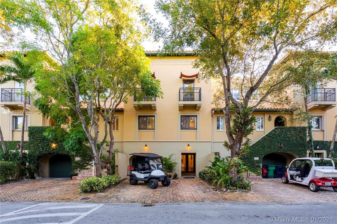 Vendido Recientemente: $869,000 (3 camas, 3 baños, 2826 Pies cuadrados)