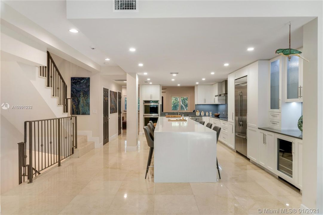 Vendido Recientemente: $869,000 (3 camas, 3 baños, 2826 Pies cuadrados)