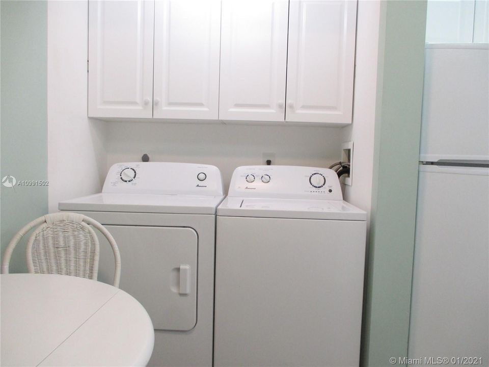 Washer/dryer with cabinets above