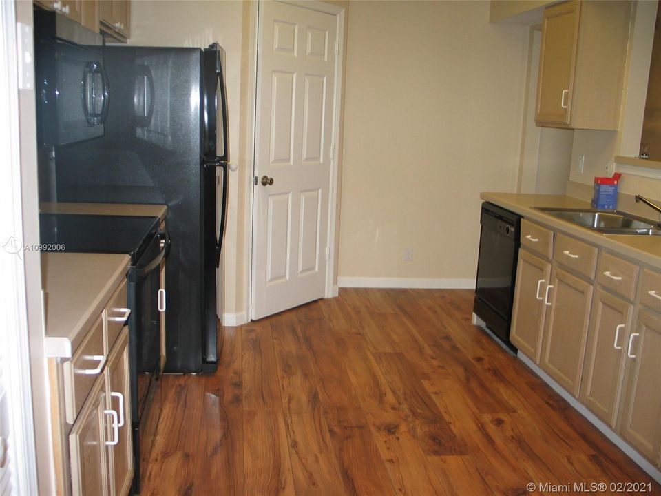 Recently Rented: $2,900 (3 beds, 2 baths, 1462 Square Feet)