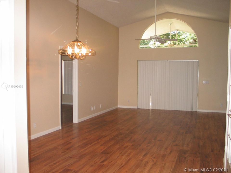 Recently Rented: $2,900 (3 beds, 2 baths, 1462 Square Feet)