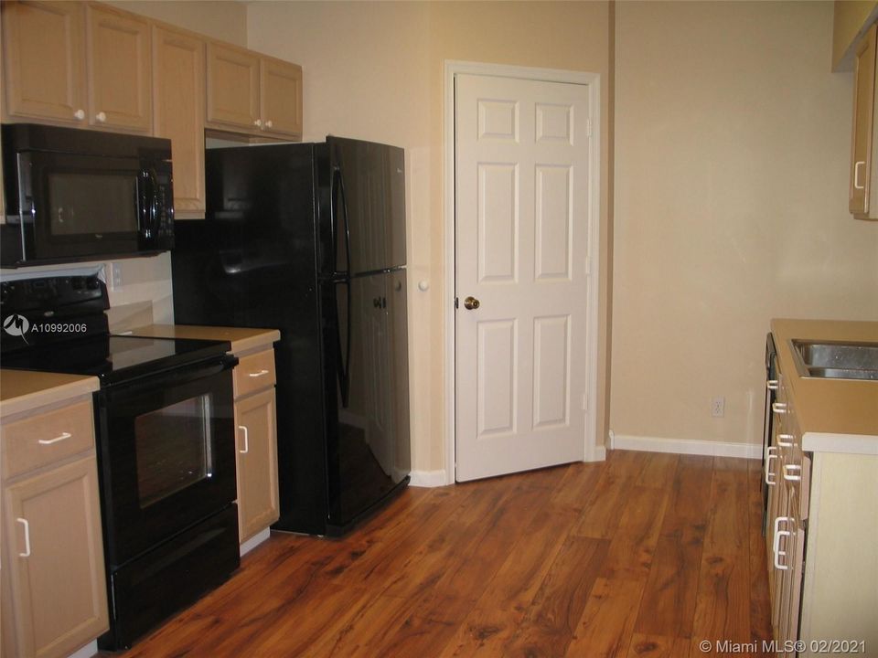 Recently Rented: $2,900 (3 beds, 2 baths, 1462 Square Feet)