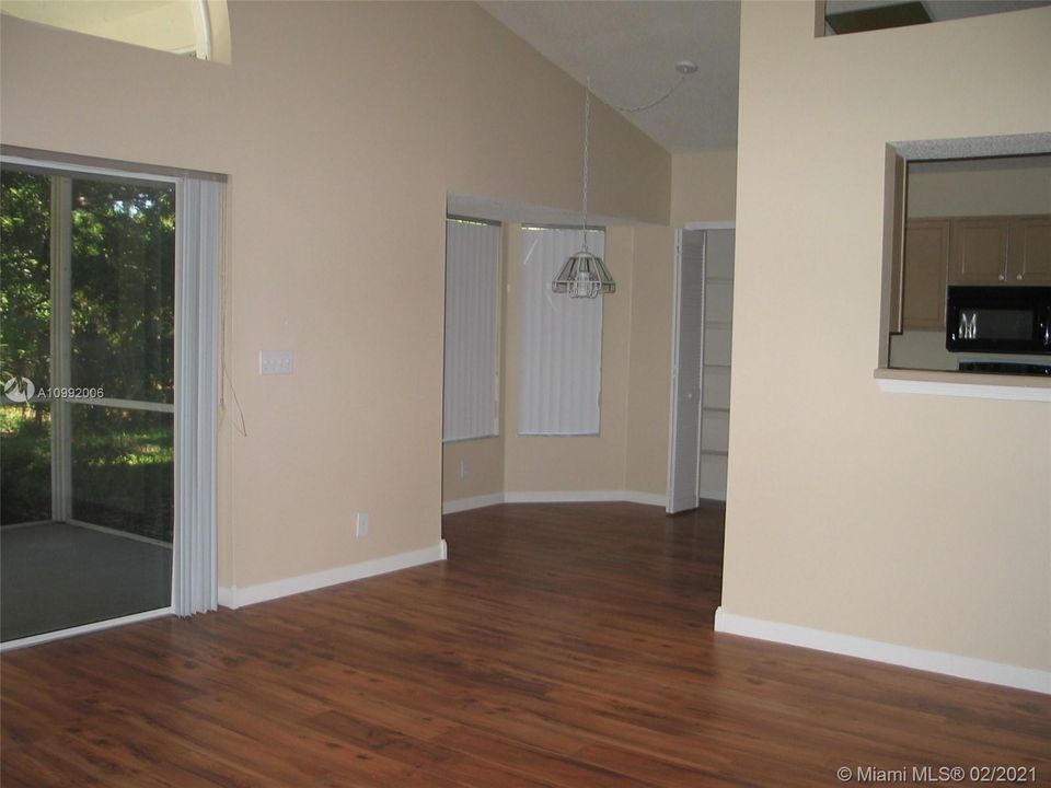 Recently Rented: $2,900 (3 beds, 2 baths, 1462 Square Feet)