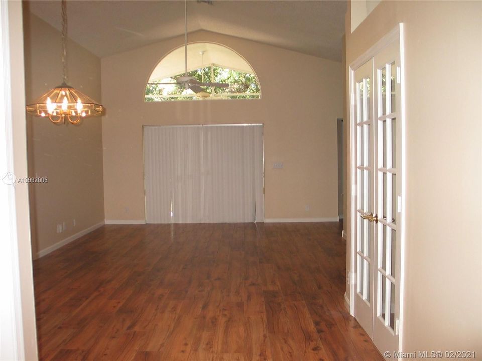 Recently Rented: $2,900 (3 beds, 2 baths, 1462 Square Feet)