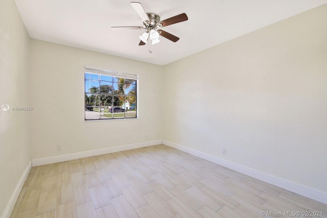 Guest Bedroom (Front of house)