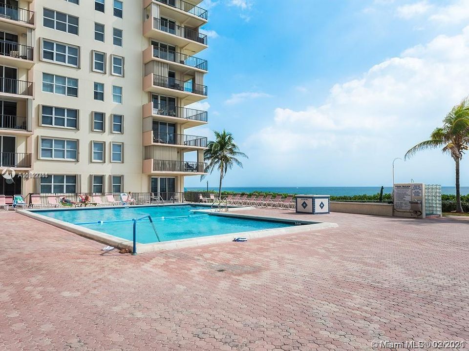 Recently Rented: $3,200 (2 beds, 2 baths, 1200 Square Feet)