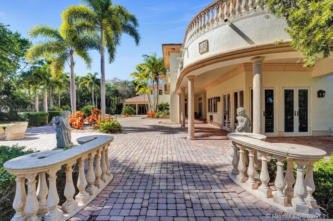 Recently Sold: $4,200,000 (6 beds, 7 baths, 10610 Square Feet)