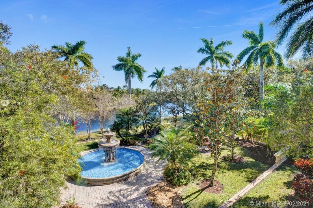 Recently Sold: $4,200,000 (6 beds, 7 baths, 10610 Square Feet)