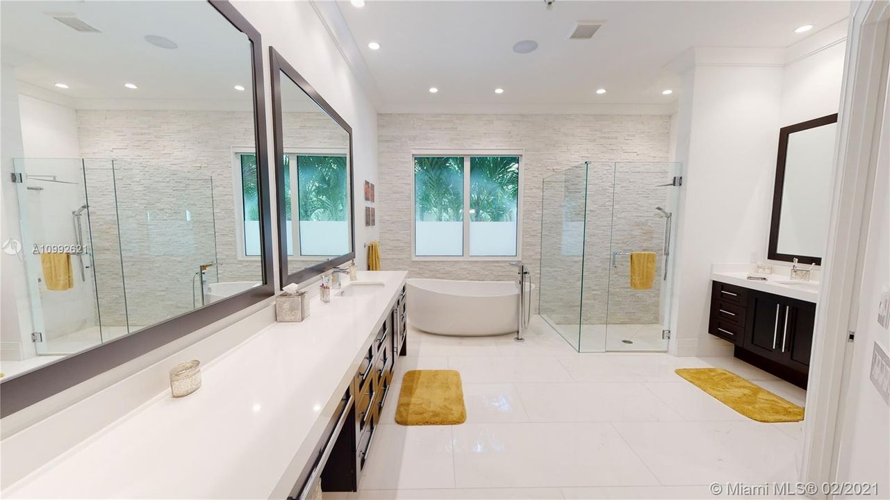 最近售出: $2,600,000 (6 贝兹, 7 浴室, 4934 平方英尺)