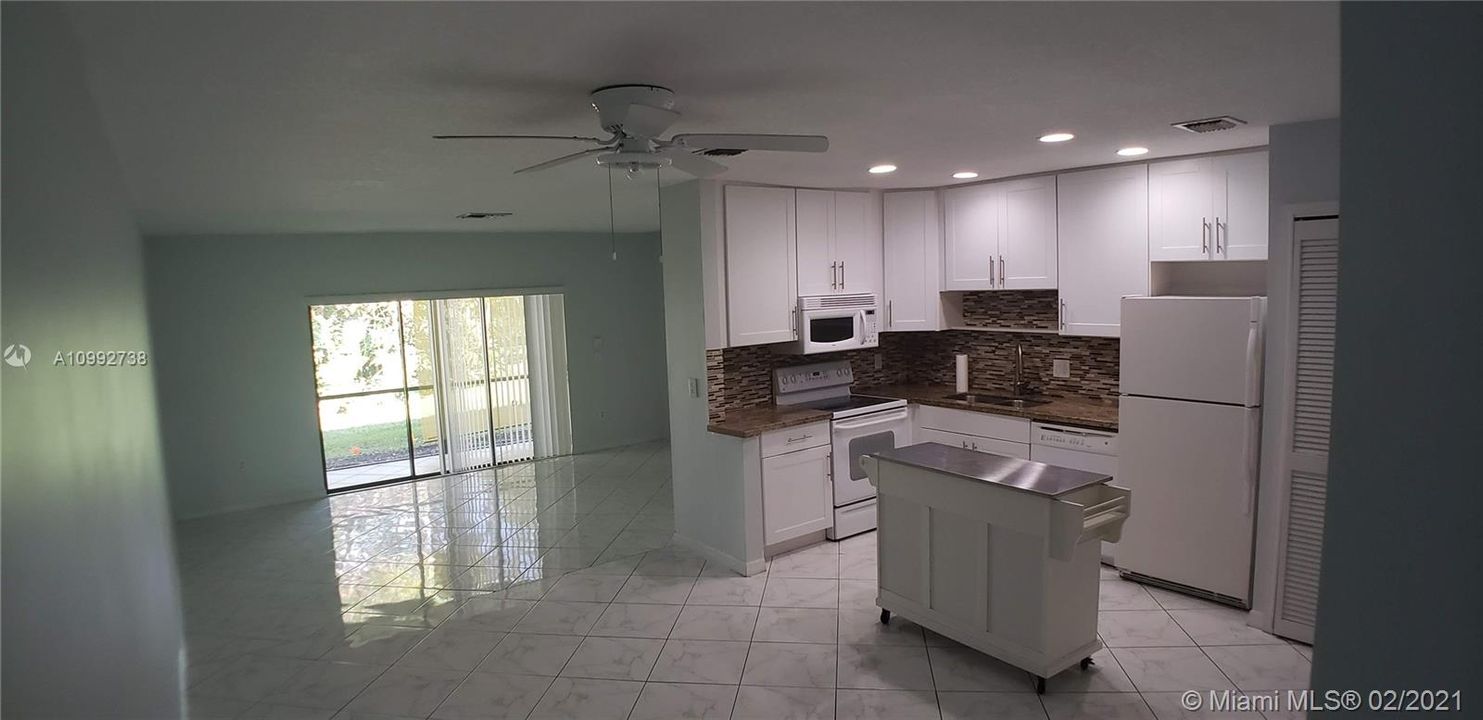 Recently Rented: $1,300 (1 beds, 1 baths, 821 Square Feet)