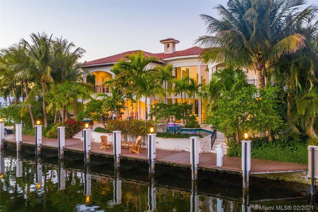 Recently Sold: $3,895,000 (6 beds, 6 baths, 6428 Square Feet)