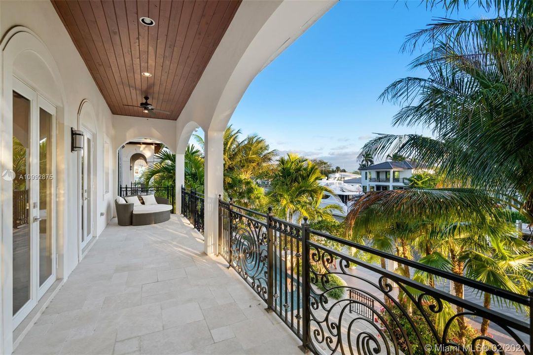 Recently Sold: $3,895,000 (6 beds, 6 baths, 6428 Square Feet)