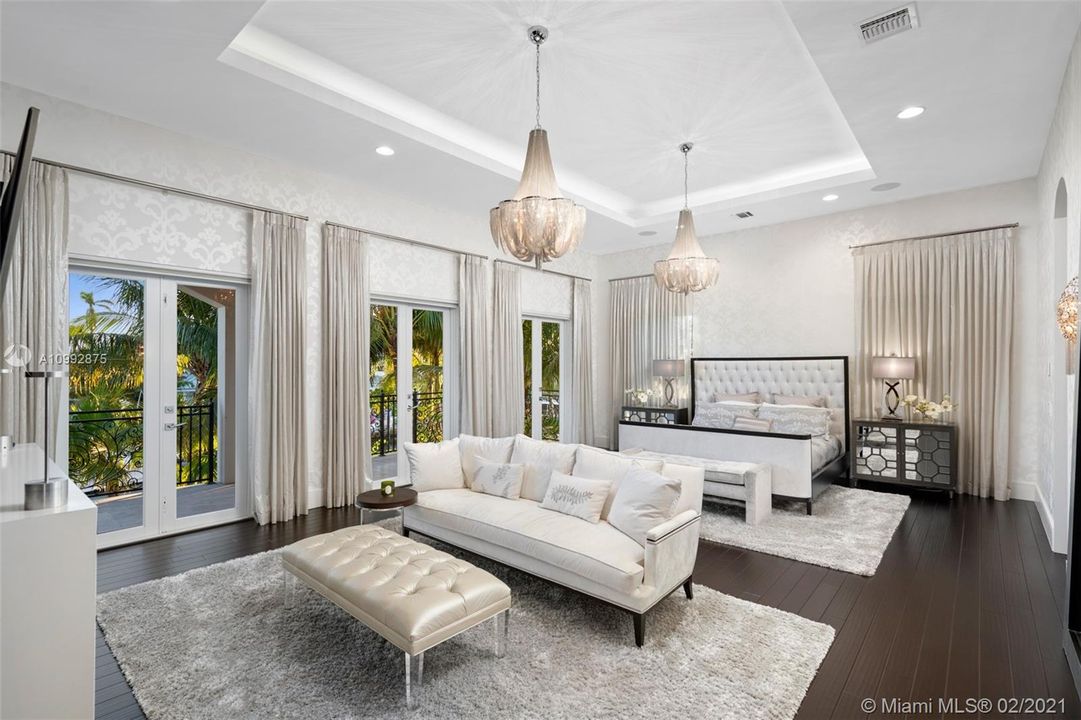 Recently Sold: $3,895,000 (6 beds, 6 baths, 6428 Square Feet)