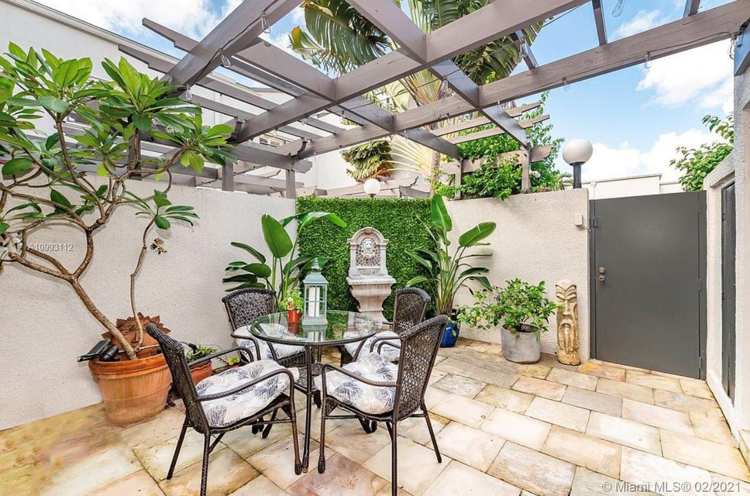 Vendido Recientemente: $369,000 (3 camas, 2 baños, 1349 Pies cuadrados)