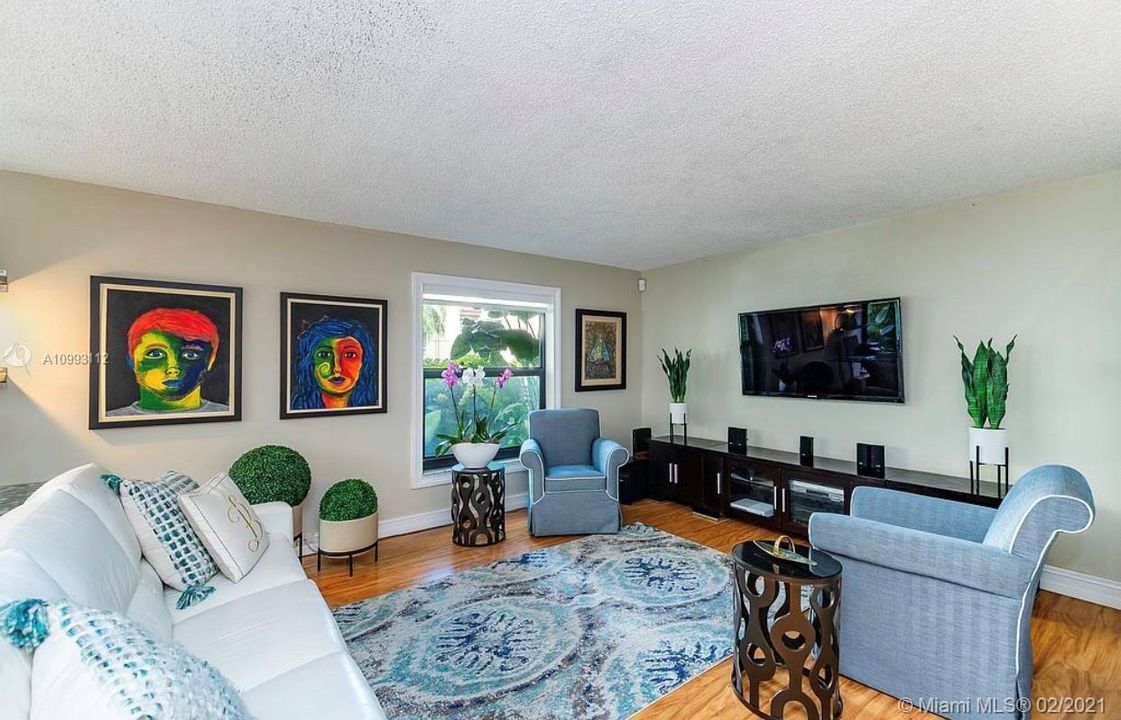 Vendido Recientemente: $369,000 (3 camas, 2 baños, 1349 Pies cuadrados)