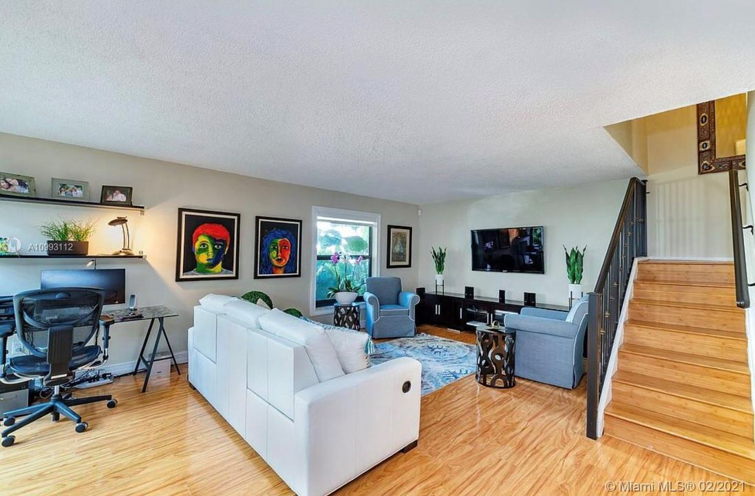 Vendido Recientemente: $369,000 (3 camas, 2 baños, 1349 Pies cuadrados)