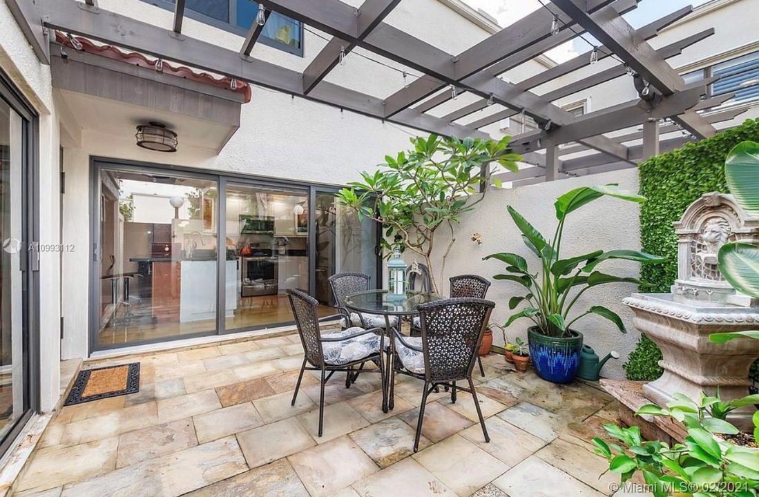 Vendido Recientemente: $369,000 (3 camas, 2 baños, 1349 Pies cuadrados)