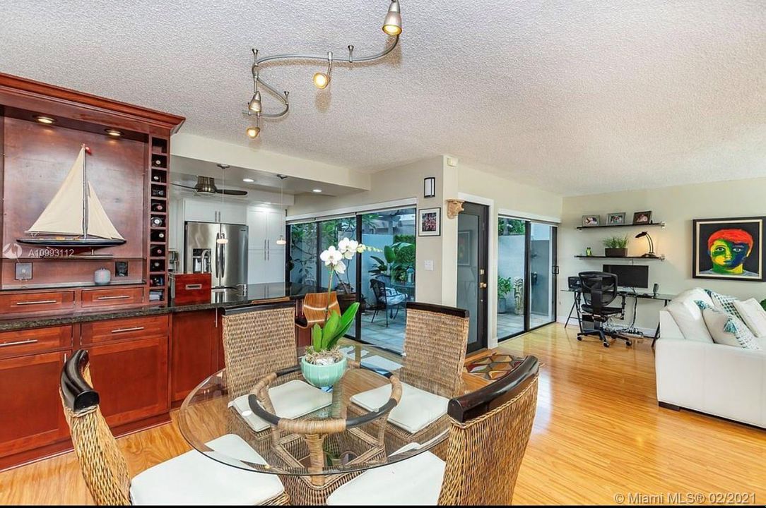 Vendido Recientemente: $369,000 (3 camas, 2 baños, 1349 Pies cuadrados)