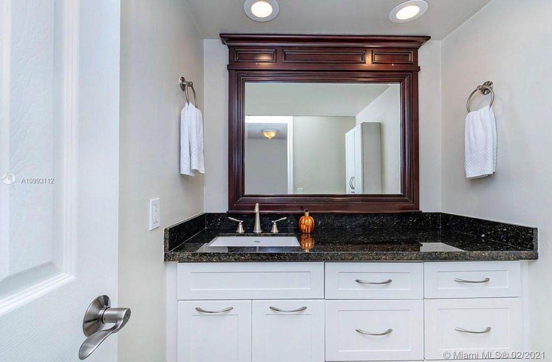 Vendido Recientemente: $369,000 (3 camas, 2 baños, 1349 Pies cuadrados)