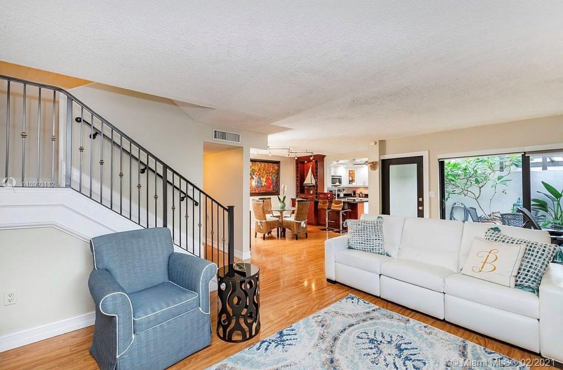 Vendido Recientemente: $369,000 (3 camas, 2 baños, 1349 Pies cuadrados)