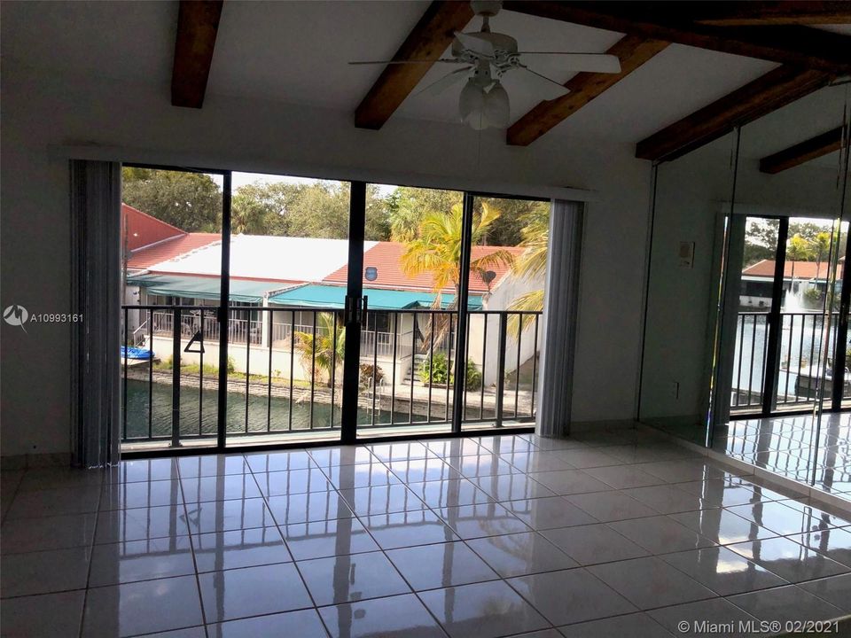 Vendido Recientemente: $385,000 (3 camas, 2 baños, 1693 Pies cuadrados)