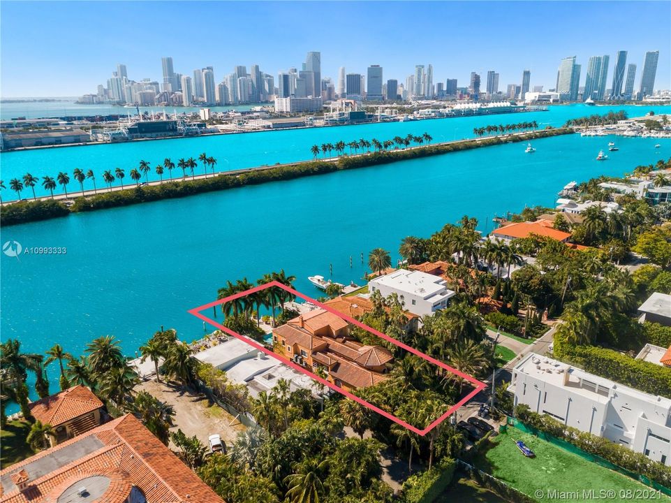 Recently Sold: $5,450,000 (5 beds, 3 baths, 3686 Square Feet)