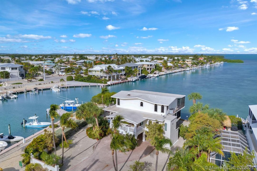 Recently Sold: $2,495,000 (3 beds, 3 baths, 2192 Square Feet)