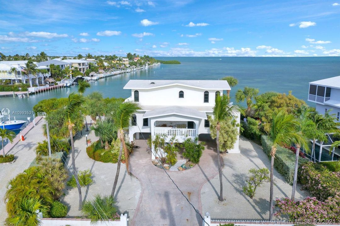 Recently Sold: $2,495,000 (3 beds, 3 baths, 2192 Square Feet)