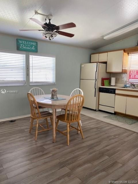 Recently Sold: $164,900 (2 beds, 1 baths, 748 Square Feet)