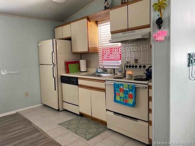 Recently Sold: $164,900 (2 beds, 1 baths, 748 Square Feet)