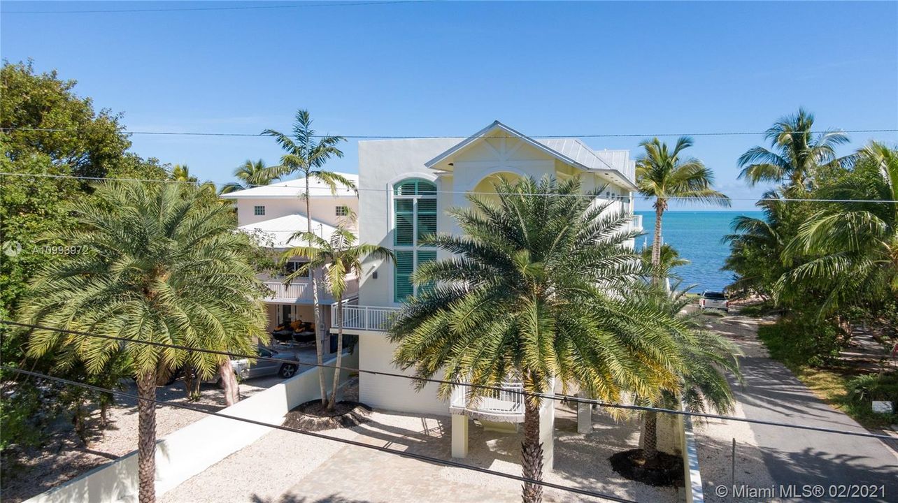 Recently Sold: $3,799,000 (5 beds, 5 baths, 4368 Square Feet)